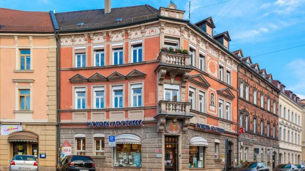 Das rötliche Gebäude der Mohren-Apotheke am Lorlebergplatz in Erlangen.