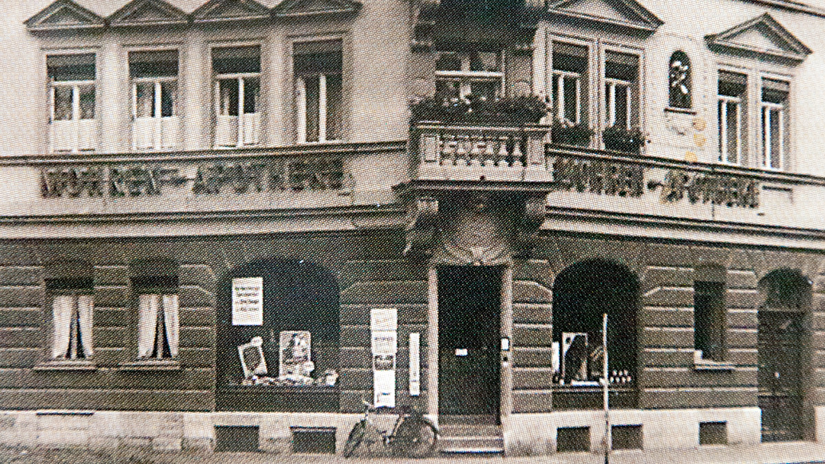 Schwarz-weiß-Bild von dem Gebäude der Aufschrift „Mohren-Apotheke“ in Erlangen.