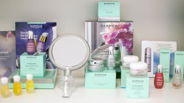 Eine Auslage mit Kosmetikprodukte der Marken Darphin.